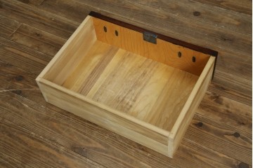 中古　美品　希少サイズ　岩谷堂箪笥　力強い木目と重厚感のある金具が目を惹くキャビネット　(R-081259)