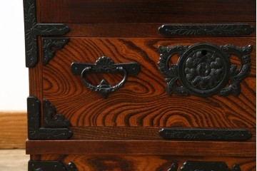 中古　美品　希少サイズ　岩谷堂箪笥　力強い木目と重厚感のある金具が目を惹くキャビネット　(R-081259)