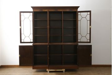 中古　アメリカ最高級輸入家具　マホガニー材　上品で美しい佇まいが魅力的なキャビネット(カップボード、食器棚、収納棚、戸棚、飾り棚)(R-081260)