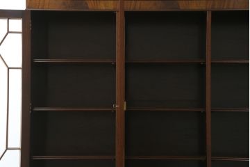 中古　アメリカ最高級輸入家具　マホガニー材　上品で美しい佇まいが魅力的なキャビネット(カップボード、食器棚、収納棚、戸棚、飾り棚)(R-081260)