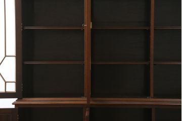 中古　アメリカ最高級輸入家具　マホガニー材　上品で美しい佇まいが魅力的なキャビネット(カップボード、食器棚、収納棚、戸棚、飾り棚)(R-081260)