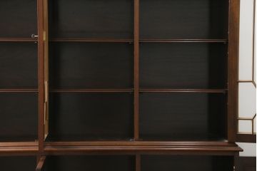 中古　アメリカ最高級輸入家具　マホガニー材　上品で美しい佇まいが魅力的なキャビネット(カップボード、食器棚、収納棚、戸棚、飾り棚)(R-081260)