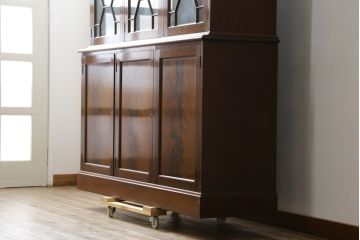中古　アメリカ最高級輸入家具　マホガニー材　上品で美しい佇まいが魅力的なキャビネット(カップボード、食器棚、収納棚、戸棚、飾り棚)(R-081260)
