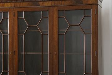 中古　アメリカ最高級輸入家具　マホガニー材　上品で美しい佇まいが魅力的なキャビネット(カップボード、食器棚、収納棚、戸棚、飾り棚)(R-081260)