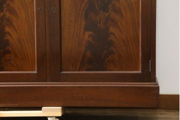 中古　アメリカ最高級輸入家具　マホガニー材　上品で美しい佇まいが魅力的なキャビネット(カップボード、食器棚、収納棚、戸棚、飾り棚)(R-081260)