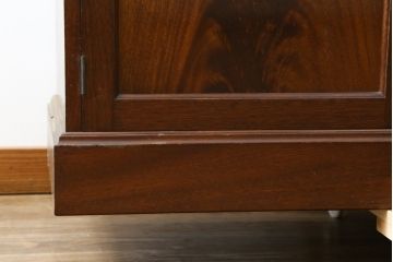 中古　アメリカ最高級輸入家具　マホガニー材　上品で美しい佇まいが魅力的なキャビネット(カップボード、食器棚、収納棚、戸棚、飾り棚)(R-081260)