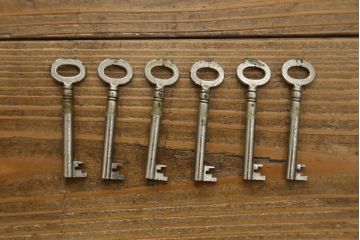 中古　アメリカ最高級輸入家具　マホガニー材　上品で美しい佇まいが魅力的なキャビネット(カップボード、食器棚、収納棚、戸棚、飾り棚)(R-081260)