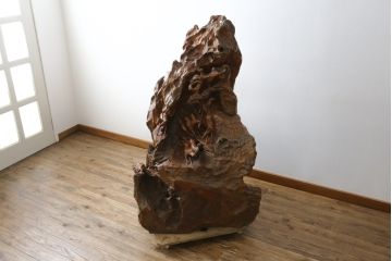 和製ビンテージ　躍動感を感じる荒々しい天然木に松と馬群(双馬)の彫刻を施した見事な置物(木彫り、オブジェ、置き物、ディスプレイ、衝立て、衝い立て、つい立て、ヴィンテージ)(当時約200万円で購入)(R-081262)