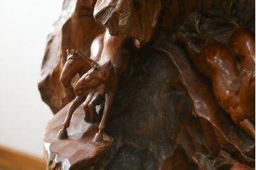 和製ビンテージ　躍動感を感じる荒々しい天然木に松と馬群(双馬)の彫刻を施した見事な置物(木彫り、オブジェ、置き物、ディスプレイ、衝立て、衝い立て、つい立て、ヴィンテージ)(当時約200万円で購入)(R-081262)