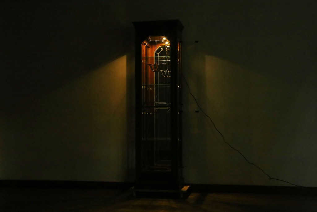 中古　美品　三越　カントリーハウス　Brugge(ブルージュ)　クラシカルな佇まいのステンドグラス入りのキャビネット　定価28万円　(R-081263)