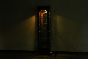 中古　美品　三越　カントリーハウス　Brugge(ブルージュ)　クラシカルな佇まいのステンドグラス入りのキャビネット　定価28万円　(R-081263)