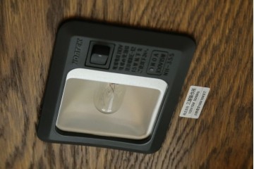 中古　美品　三越　カントリーハウス　Brugge(ブルージュ)　クラシカルな佇まいのステンドグラス入りのキャビネット　定価28万円　(R-081263)