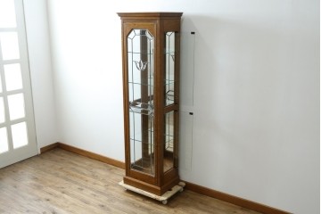 中古　美品　三越　カントリーハウス　Brugge(ブルージュ)　クラシカルな佇まいのステンドグラス入りのキャビネット　定価28万円　(R-081263)