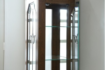 中古　美品　三越　カントリーハウス　Brugge(ブルージュ)　クラシカルな佇まいのステンドグラス入りのキャビネット　定価28万円　(R-081263)