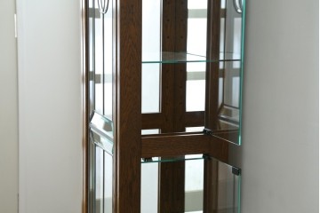 中古　美品　三越　カントリーハウス　Brugge(ブルージュ)　クラシカルな佇まいのステンドグラス入りのキャビネット　定価28万円　(R-081263)