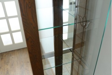 中古　美品　三越　カントリーハウス　Brugge(ブルージュ)　クラシカルな佇まいのステンドグラス入りのキャビネット　定価28万円　(R-081263)