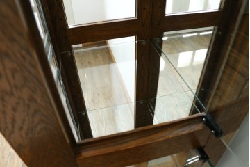 中古　美品　三越　カントリーハウス　Brugge(ブルージュ)　クラシカルな佇まいのステンドグラス入りのキャビネット　定価28万円　(R-081263)