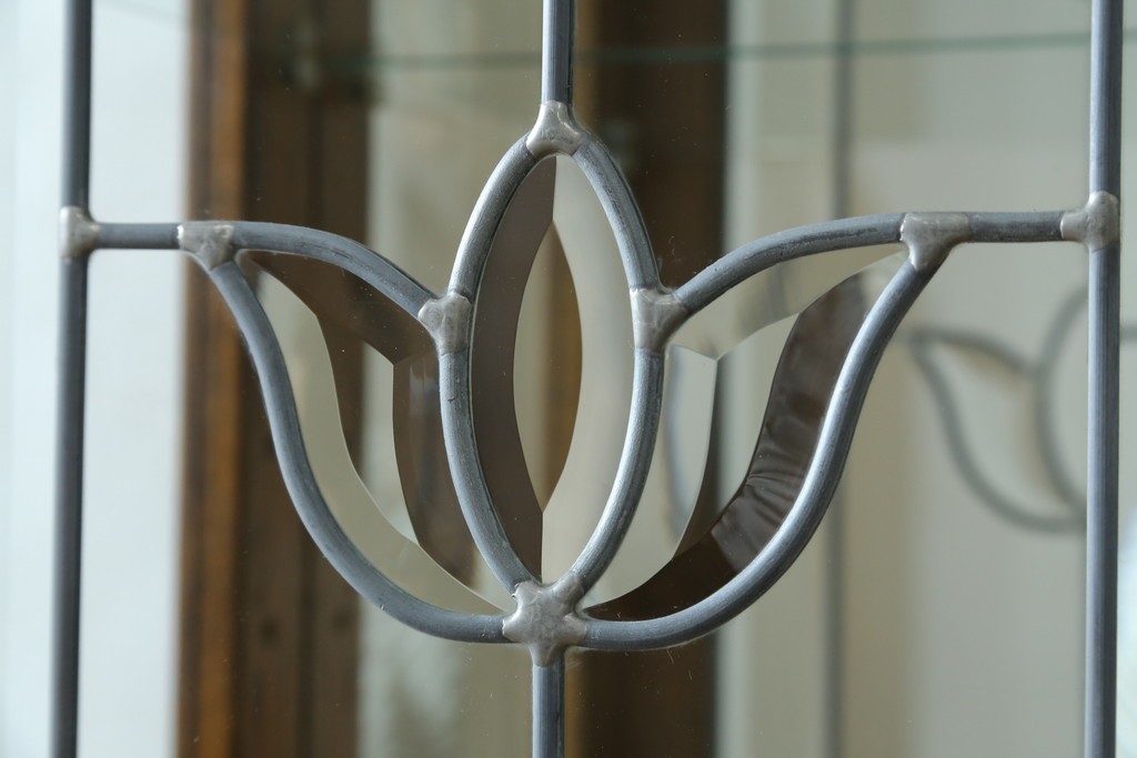 中古　美品　三越　カントリーハウス　Brugge(ブルージュ)　クラシカルな佇まいのステンドグラス入りのキャビネット　定価28万円　(R-081263)