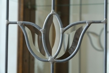 中古　美品　三越　カントリーハウス　Brugge(ブルージュ)　クラシカルな佇まいのステンドグラス入りのキャビネット　定価28万円　(R-081263)