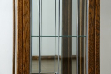 中古　美品　三越　カントリーハウス　Brugge(ブルージュ)　クラシカルな佇まいのステンドグラス入りのキャビネット　定価28万円　(R-081263)