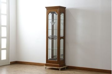 中古　美品　三越　カントリーハウス　Brugge(ブルージュ)　クラシカルな佇まいのステンドグラス入りのキャビネット(収納棚、戸棚、飾り棚、ガラスケース、ショーケース 店舗什器)(定価28万円)(R-081263)