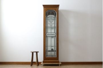 中古　美品　三越　カントリーハウス　Brugge(ブルージュ)　クラシカルな佇まいのステンドグラス入りのキャビネット(収納棚、戸棚、飾り棚、ガラスケース、ショーケース 店舗什器)(定価28万円)(R-081263)