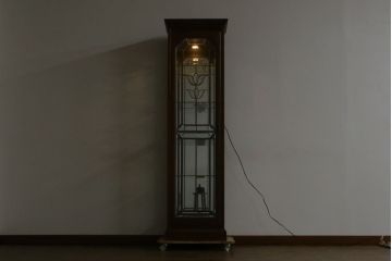 中古　美品　三越　カントリーハウス　Brugge(ブルージュ)　クラシカルな佇まいのステンドグラス入りのキャビネット(収納棚、戸棚、飾り棚、ガラスケース、ショーケース 店舗什器)(定価28万円)(R-081263)