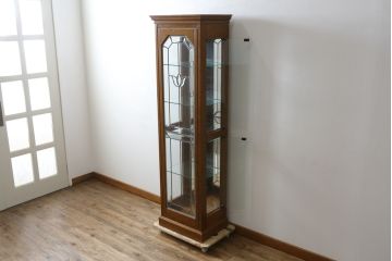 中古　美品　三越　カントリーハウス　Brugge(ブルージュ)　クラシカルな佇まいのステンドグラス入りのキャビネット(収納棚、戸棚、飾り棚、ガラスケース、ショーケース 店舗什器)(定価28万円)(R-081263)