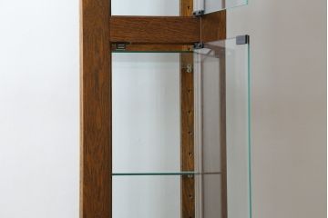 中古　美品　三越　カントリーハウス　Brugge(ブルージュ)　クラシカルな佇まいのステンドグラス入りのキャビネット(収納棚、戸棚、飾り棚、ガラスケース、ショーケース 店舗什器)(定価28万円)(R-081263)