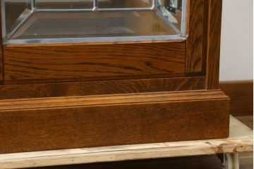 中古　美品　三越　カントリーハウス　Brugge(ブルージュ)　クラシカルな佇まいのステンドグラス入りのキャビネット(収納棚、戸棚、飾り棚、ガラスケース、ショーケース 店舗什器)(定価28万円)(R-081263)