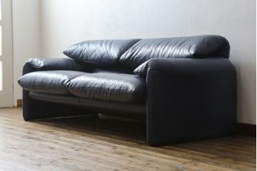 中古　美品　Cassina(カッシーナ)　MARALUNGA(マラルンガ) 　675　本革(レザー)　高級感ある佇まいが目を惹く2人掛けワイドソファ(二人掛け、2P、2.5人掛け、アームソファ)(定価約212万円)(R-081265)