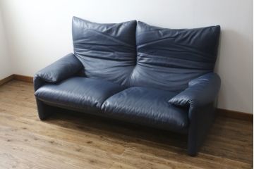 中古　美品　Cassina(カッシーナ)　MARALUNGA(マラルンガ) 　675　本革(レザー)　高級感ある佇まいが目を惹く2人掛けワイドソファ(二人掛け、2P、2.5人掛け、アームソファ)(定価約212万円)(R-081265)
