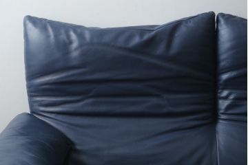 中古　美品　Cassina(カッシーナ)　MARALUNGA(マラルンガ) 　675　本革(レザー)　高級感ある佇まいが目を惹く2人掛けワイドソファ(二人掛け、2P、2.5人掛け、アームソファ)(定価約212万円)(R-081265)