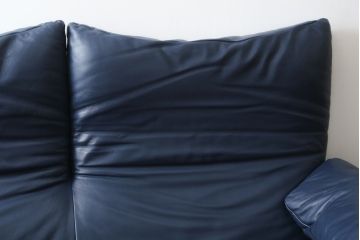 中古　美品　Cassina(カッシーナ)　MARALUNGA(マラルンガ) 　675　本革(レザー)　高級感ある佇まいが目を惹く2人掛けワイドソファ(二人掛け、2P、2.5人掛け、アームソファ)(定価約212万円)(R-081265)
