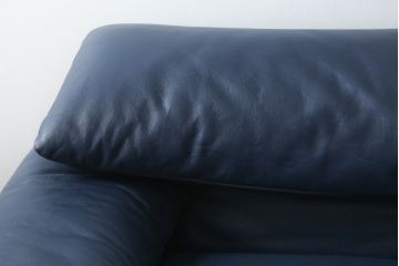 中古　美品　Cassina(カッシーナ)　MARALUNGA(マラルンガ) 　675　本革(レザー)　高級感ある佇まいが目を惹く2人掛けワイドソファ(二人掛け、2P、2.5人掛け、アームソファ)(定価約212万円)(R-081265)