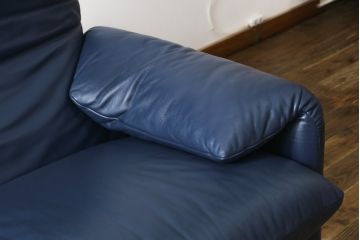 中古　美品　Cassina(カッシーナ)　MARALUNGA(マラルンガ) 　675　本革(レザー)　高級感ある佇まいが目を惹く2人掛けワイドソファ(二人掛け、2P、2.5人掛け、アームソファ)(定価約212万円)(R-081265)