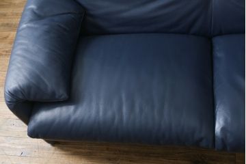 中古　美品　Cassina(カッシーナ)　MARALUNGA(マラルンガ) 　675　本革(レザー)　高級感ある佇まいが目を惹く2人掛けワイドソファ(二人掛け、2P、2.5人掛け、アームソファ)(定価約212万円)(R-081265)