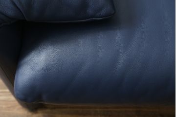 中古　美品　Cassina(カッシーナ)　MARALUNGA(マラルンガ) 　675　本革(レザー)　高級感ある佇まいが目を惹く2人掛けワイドソファ(二人掛け、2P、2.5人掛け、アームソファ)(定価約212万円)(R-081265)
