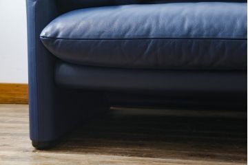 中古　美品　Cassina(カッシーナ)　MARALUNGA(マラルンガ) 　675　本革(レザー)　高級感ある佇まいが目を惹く2人掛けワイドソファ(二人掛け、2P、2.5人掛け、アームソファ)(定価約212万円)(R-081265)