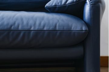 中古　美品　Cassina(カッシーナ)　MARALUNGA(マラルンガ) 　675　本革(レザー)　高級感ある佇まいが目を惹く2人掛けワイドソファ(二人掛け、2P、2.5人掛け、アームソファ)(定価約212万円)(R-081265)