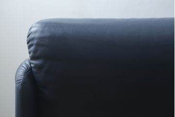 中古　美品　Cassina(カッシーナ)　MARALUNGA(マラルンガ) 　675　本革(レザー)　高級感ある佇まいが目を惹く2人掛けワイドソファ(二人掛け、2P、2.5人掛け、アームソファ)(定価約212万円)(R-081265)