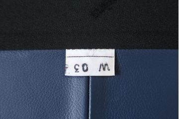 中古　美品　Cassina(カッシーナ)　MARALUNGA(マラルンガ) 　675　本革(レザー)　高級感ある佇まいが目を惹く2人掛けワイドソファ(二人掛け、2P、2.5人掛け、アームソファ)(定価約212万円)(R-081265)