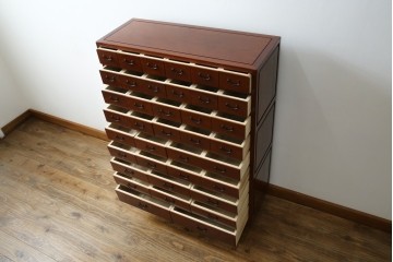 和製ビンテージ　高級品!!　総花梨(カリン)材　内部桐材　収納力抜群な引き出し38杯の小物箪笥　(R-081270)