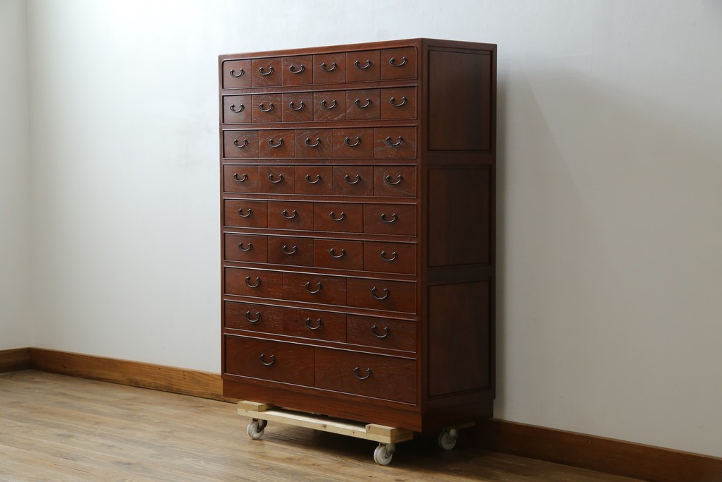 和製ビンテージ　高級品!!　総花梨(カリン)材　内部桐材　収納力抜群な引き出し38杯の小物箪笥　(R-081270)