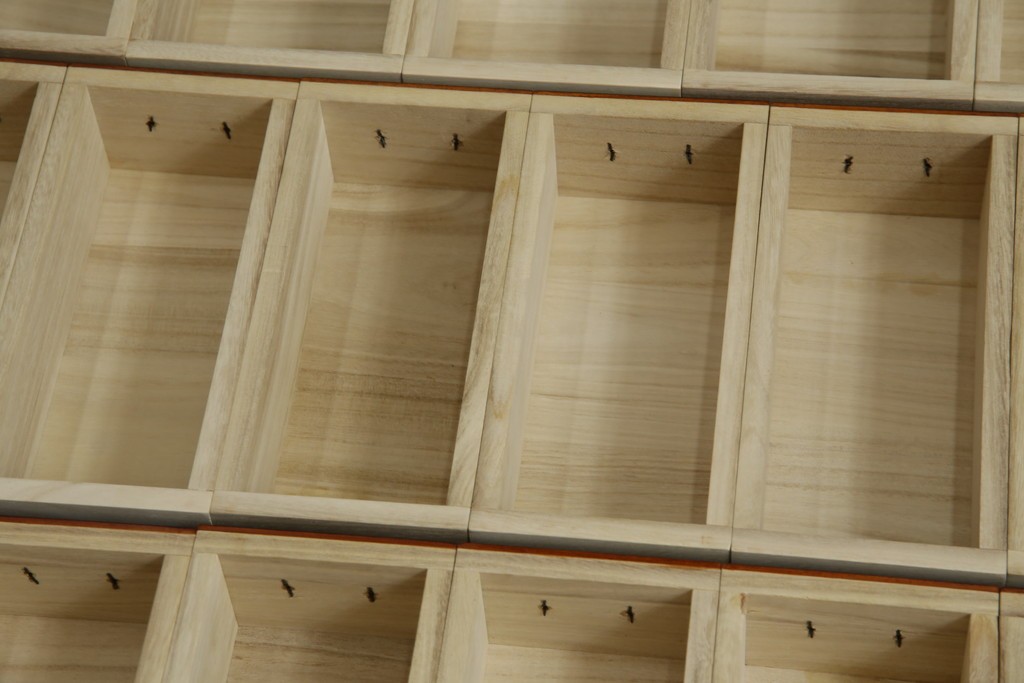 和製ビンテージ　高級品!!　総花梨(カリン)材　内部桐材　収納力抜群な引き出し38杯の小物箪笥　(R-081270)