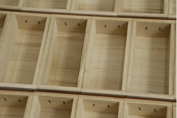 和製ビンテージ　高級品!!　総花梨(カリン)材　内部桐材　収納力抜群な引き出し38杯の小物箪笥　(R-081270)