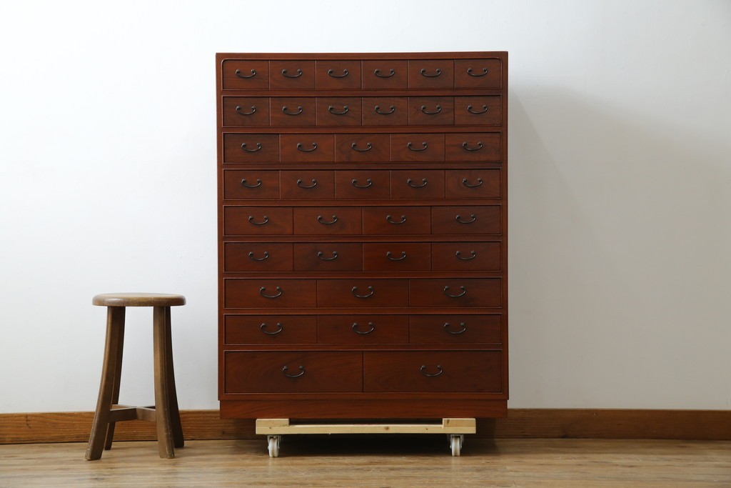 和製ビンテージ　高級品!!　総花梨(カリン)材　内部桐材　収納力抜群な引き出し38杯の小物箪笥　(R-081270)