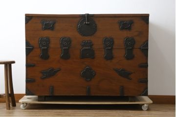 韓国アンティーク　希少な特大サイズ!!　松材　杉材　欅(ケヤキ)材　様々な形の金具が使われたユーモアたっぷりなバンダチ(バンダジ、半閉櫃、李朝家具、李朝タンス、収納箪笥)(R-081271)