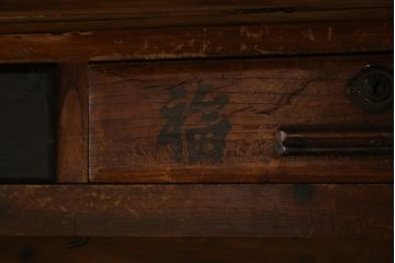 韓国アンティーク　希少な特大サイズ!!　松材　杉材　欅(ケヤキ)材　様々な形の金具が使われたユーモアたっぷりなバンダチ(バンダジ、半閉櫃、李朝家具、李朝タンス、収納箪笥)(R-081271)