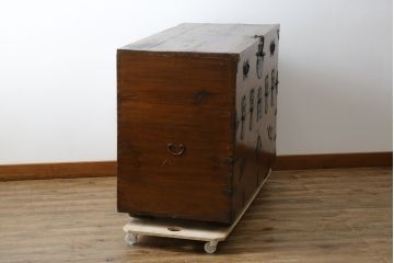 韓国アンティーク　希少な特大サイズ!!　松材　杉材　欅(ケヤキ)材　様々な形の金具が使われたユーモアたっぷりなバンダチ(バンダジ、半閉櫃、李朝家具、李朝タンス、収納箪笥)(R-081271)